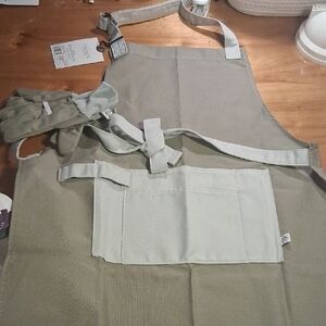 Hearth & Hand Apron And Glove Kids Set